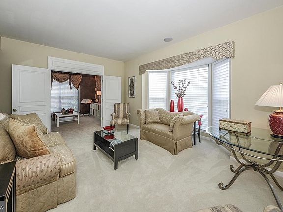 4th image of 24 Thornbury Ln