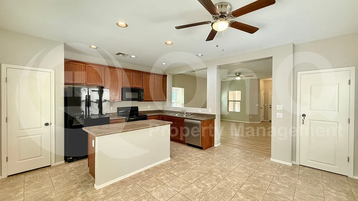 3 bed, 3.0 bath, 1692 sqft, $1,799 — Photo 3