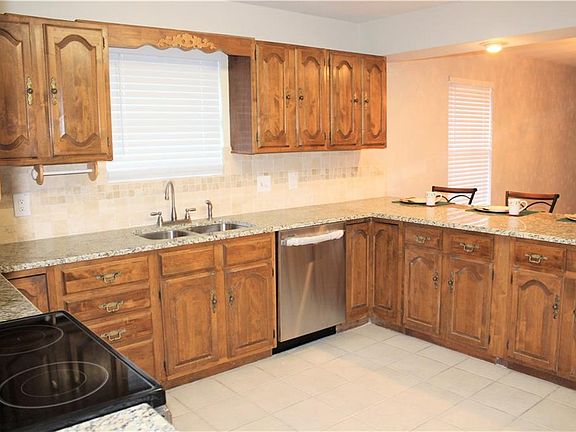 5th image of 13006 Ben Milam Dr