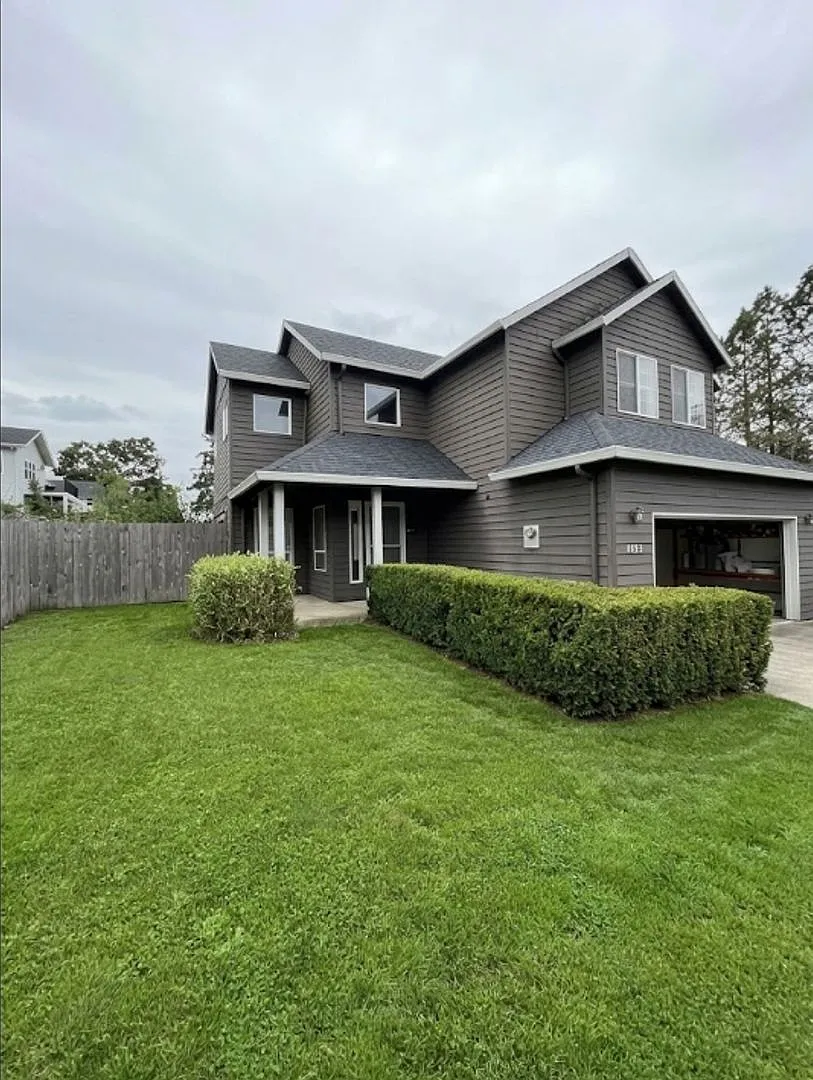3 Bedroom 2.5 Bath Newberg OR — Photo 1