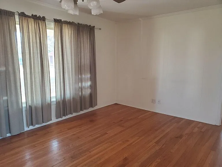 113 Logan St — Photo 2