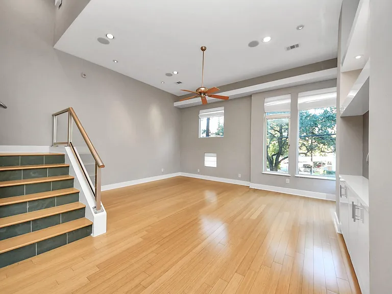 1610 Calumet St — Photo 5