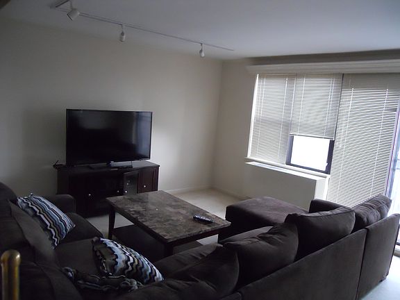 5th image of 175 Zoe St APT 6M