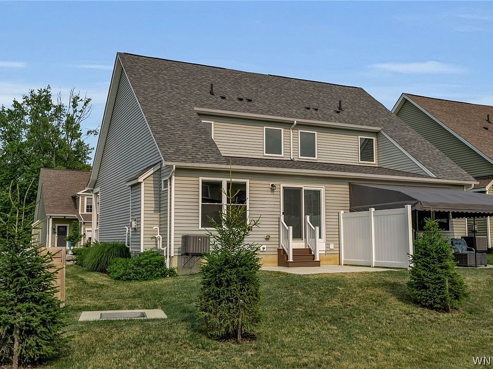 1st image of 902 Carriage Ln