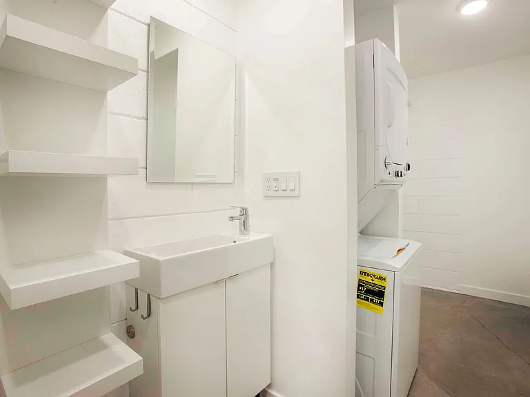 598 W Laurel St — Photo 11