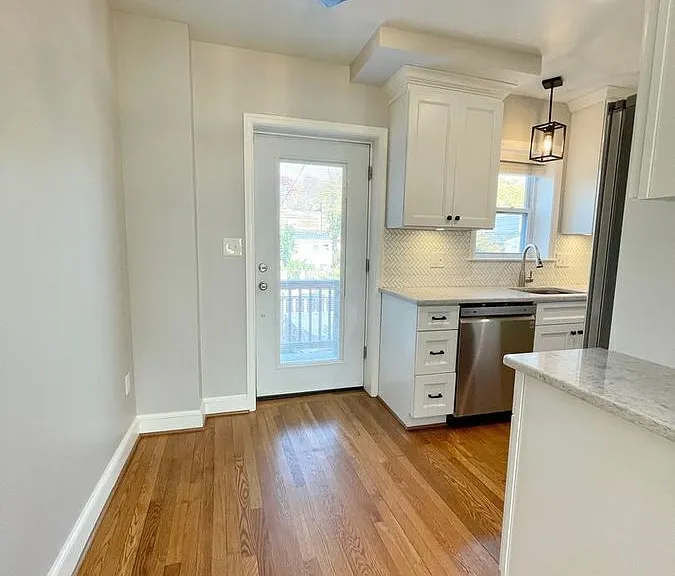 528 E Luray Ave — Photo 9