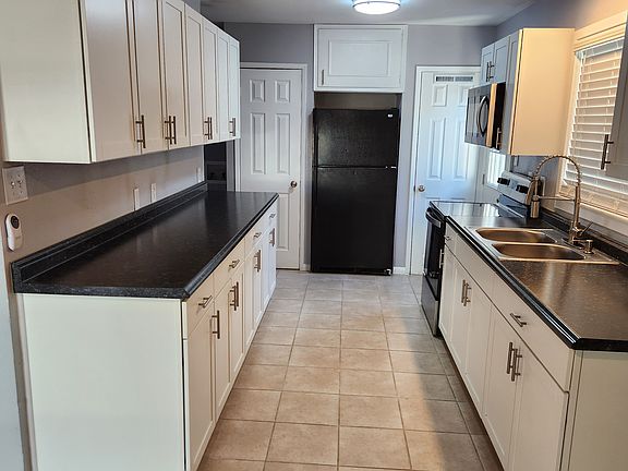 2nd image of 1909 Cherry Ln