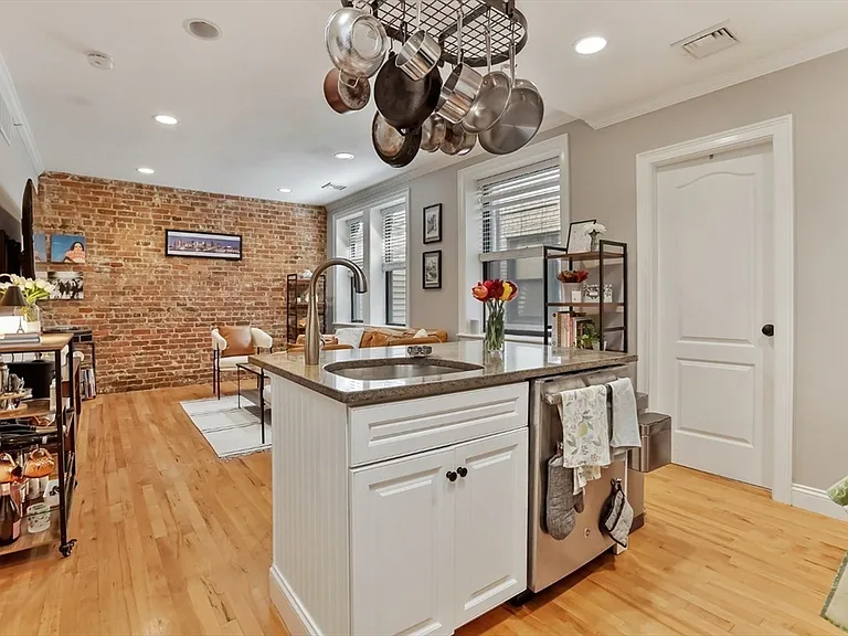 454 Hanover St #4 — Photo 6