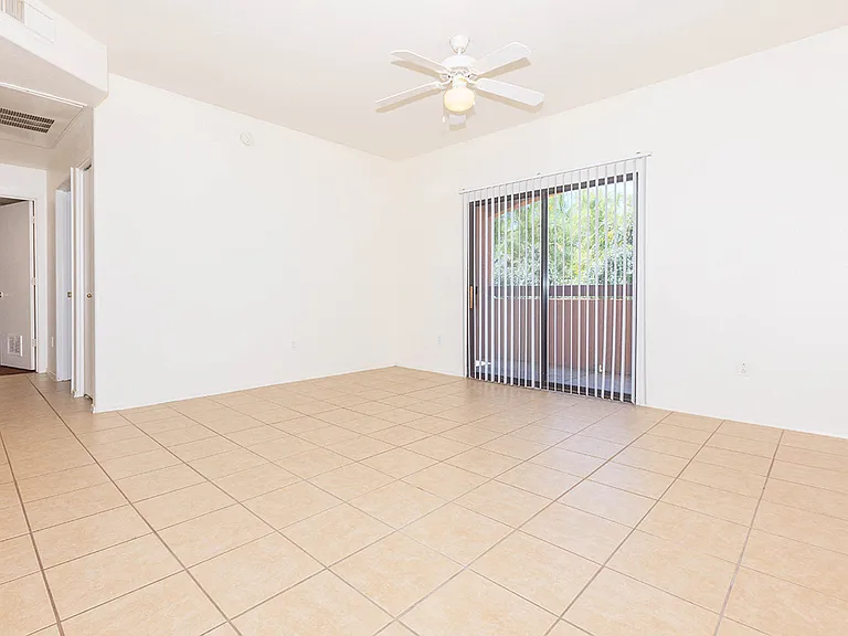 San Martin Apartments — Photo 19