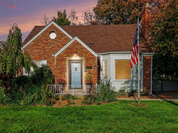 1992 Oxford Rd, Grosse Pointe Woods, MI 48236