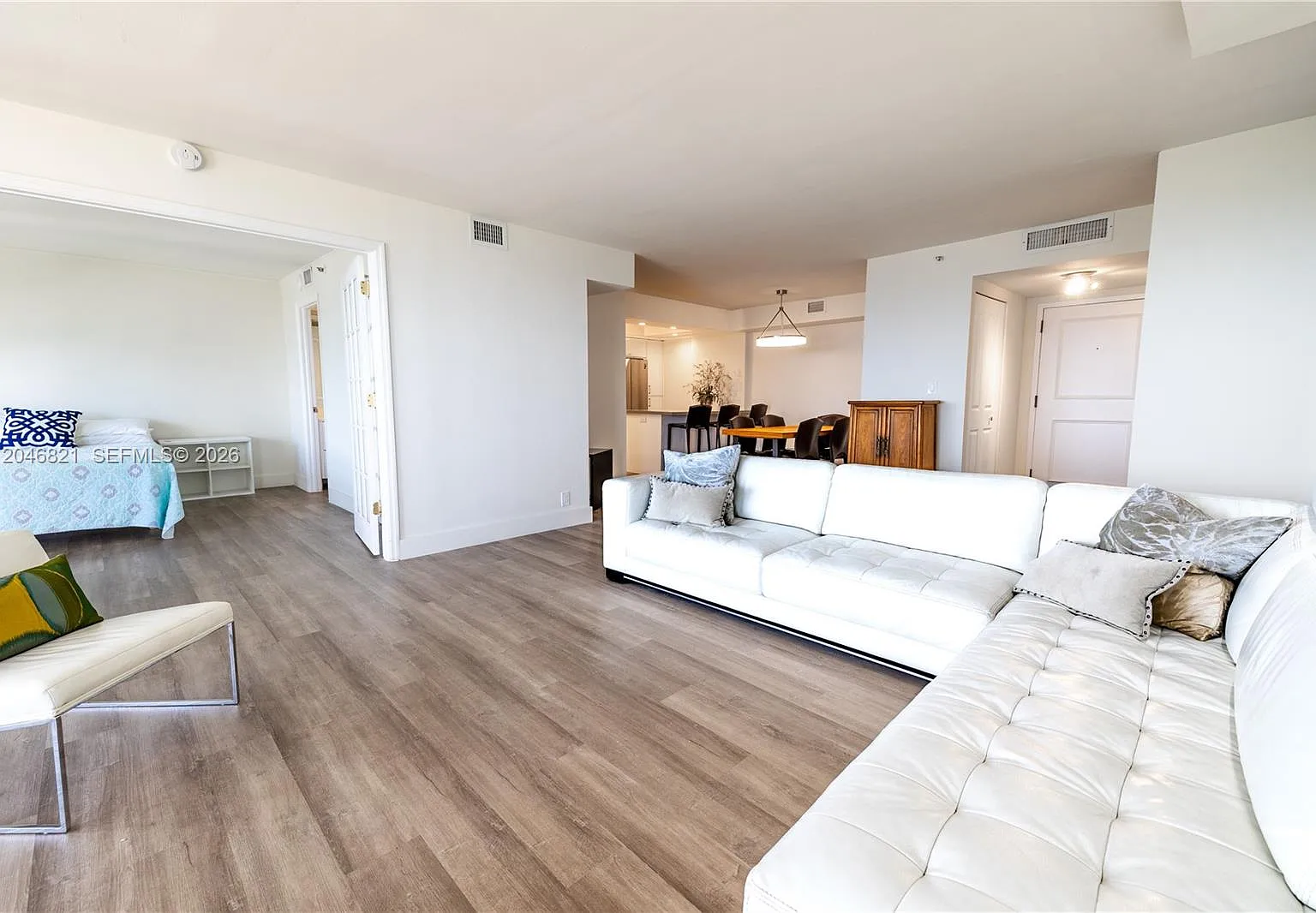 Towers Of Quayside Condo — Photo 4