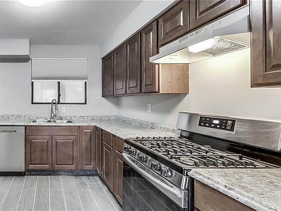 5th image of 427 Country Club Ln