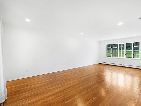 3rd image of 10 Cedar Ln