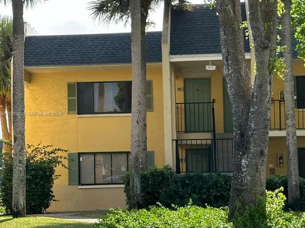 801 Meadows Cir, Boynton Beach, FL 33436