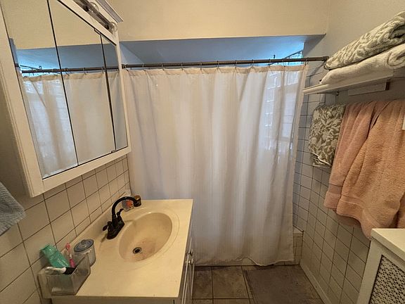 3rd image of 1516 W Thome Ave APT 1
