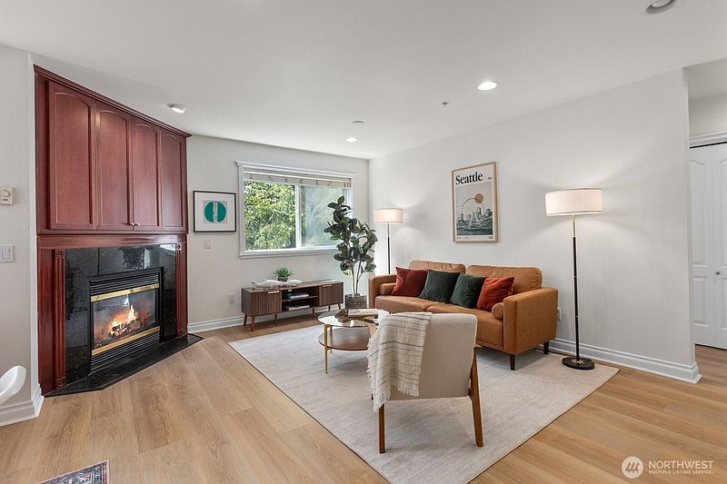 4th image of 717 E Denny Way #3A