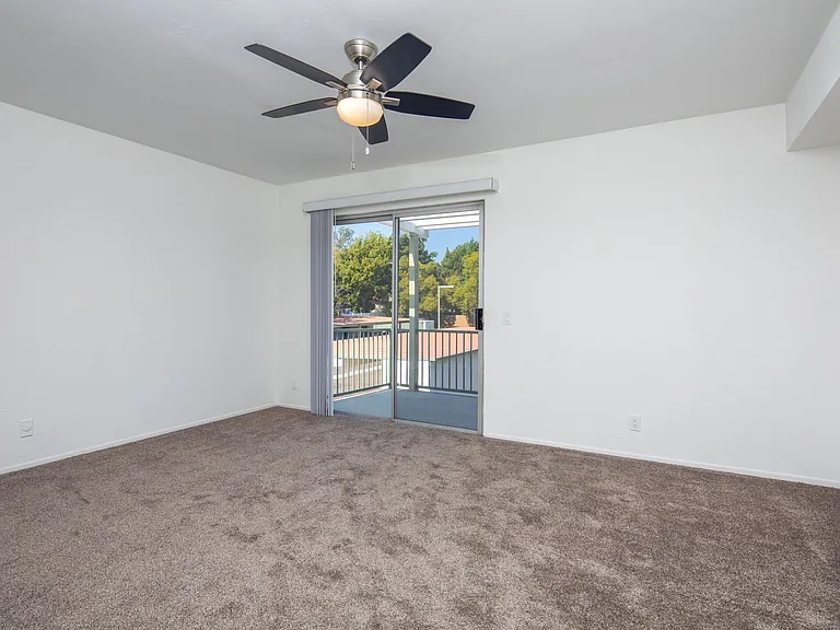 Gorgeous huge units in premier location! ASK ABOUT OUR MOVE-IN SPECIALS!! — Photo 17