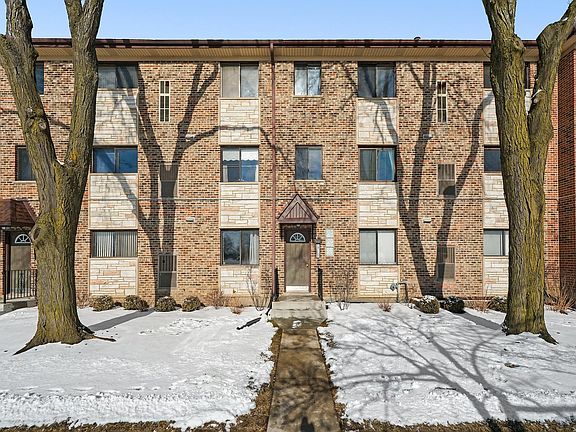 3rd image of 7612 W Lawrence Ave #D-5