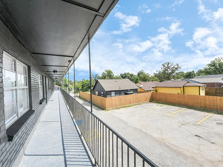 2110 Melbourne St — Photo 33