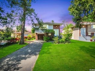 13 East Ave, Hicksville, NY 11801
