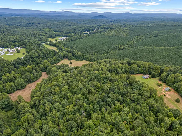 1467 Indian Hollow Cir, Stuart, VA 24171