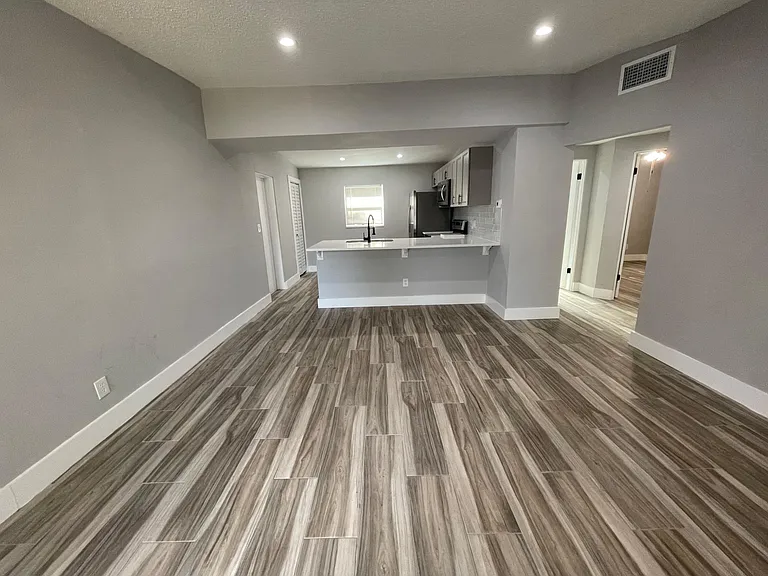 560 Iris Rd — Photo 2
