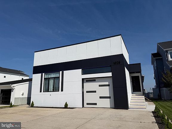 2nd image of 1028 N Shore Dr