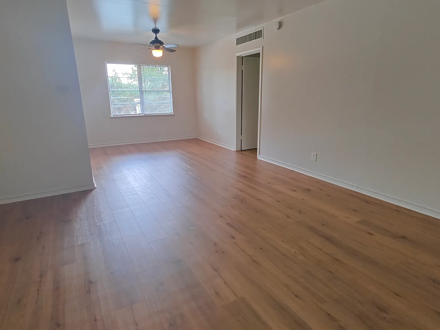 2 bed, 920 sqft, $1,425 — Photo 2