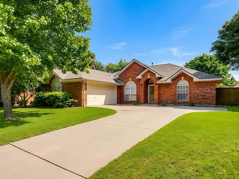 3212 Riverwood Dr — Photo 1