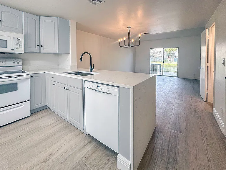 153 SW 3rd St — Photo 5