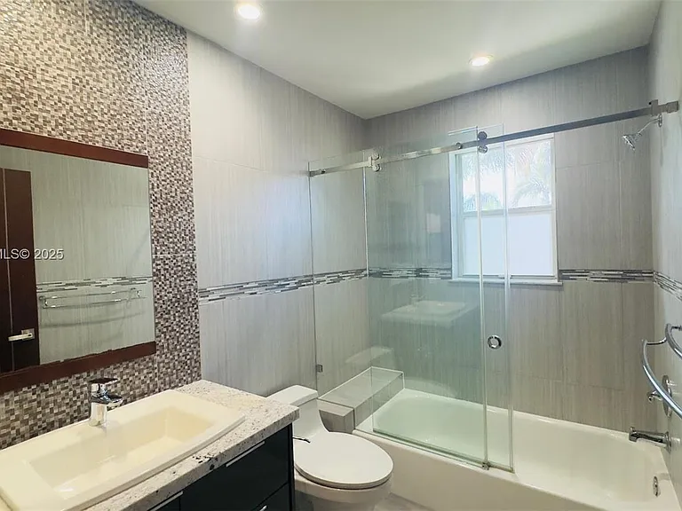 1094 Redwood St #1094 — Photo 35
