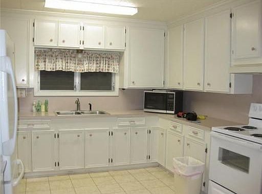 3rd image of 913 Shady Ln