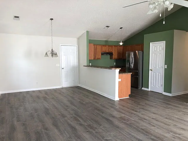 3 bed, 1205 sqft, $1,895 — Photo 2
