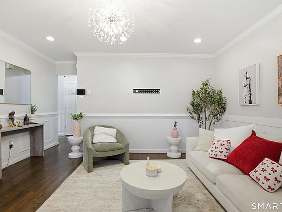 4th image of 305 Sylvan St