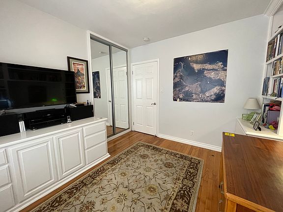 5th image of 1011 Seal Way #1/2
