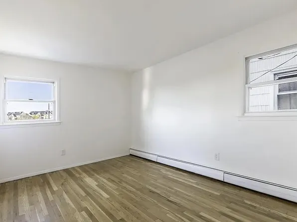 136 Suburbia Terrace image 6 of 7