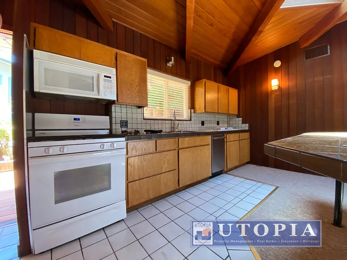 Sunny, Spacious, Home Near Sunny Cove Beach — Photo 4