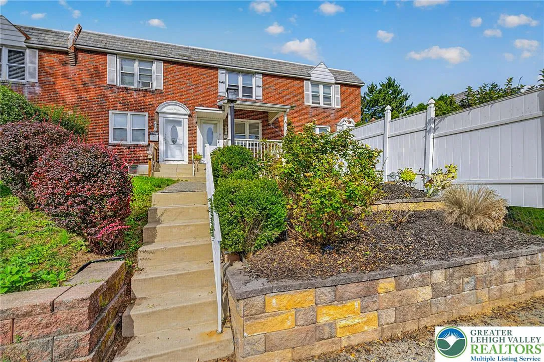 3 bed, 1.0 bath, 1152 sqft, $1,900 — Photo 4