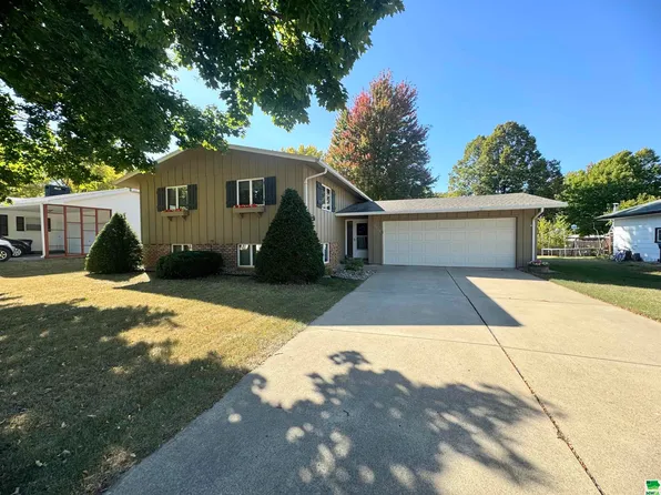 1112 Lincoln Rd, Storm Lake, IA 50588