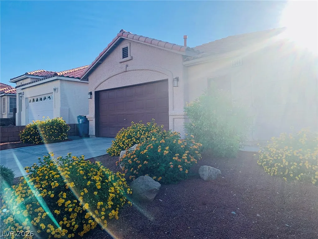 3 bed, 2.0 bath, 1389 sqft, $2,000 — Photo 3