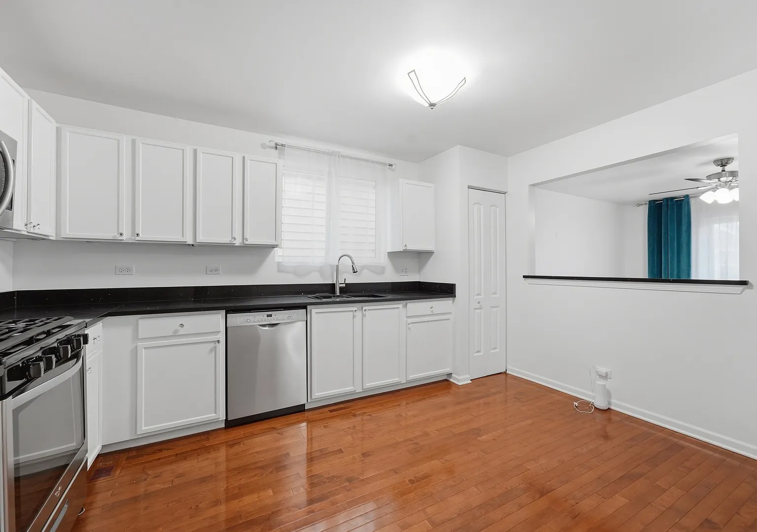 2 bed, 1380 sqft, $2,400 — Photo 4