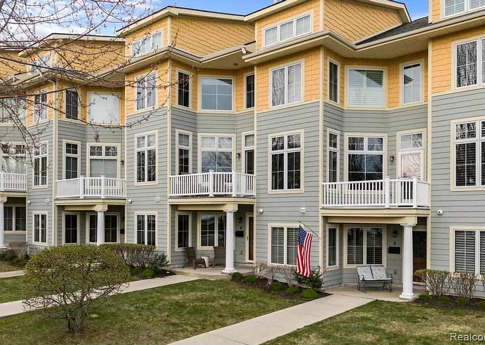 1st image of 200 W Lake St