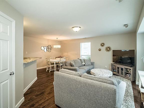 5th image of 1332 Highland Oaks Dr Unit B