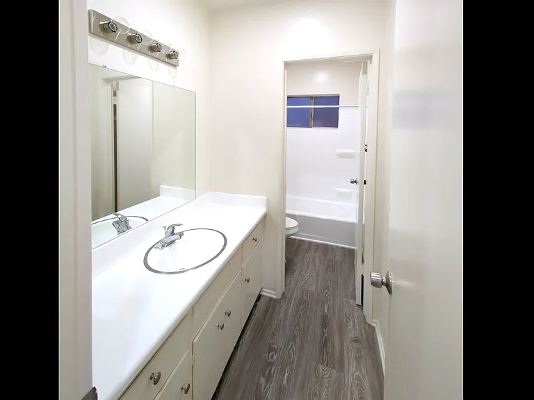 nice full size bathroom