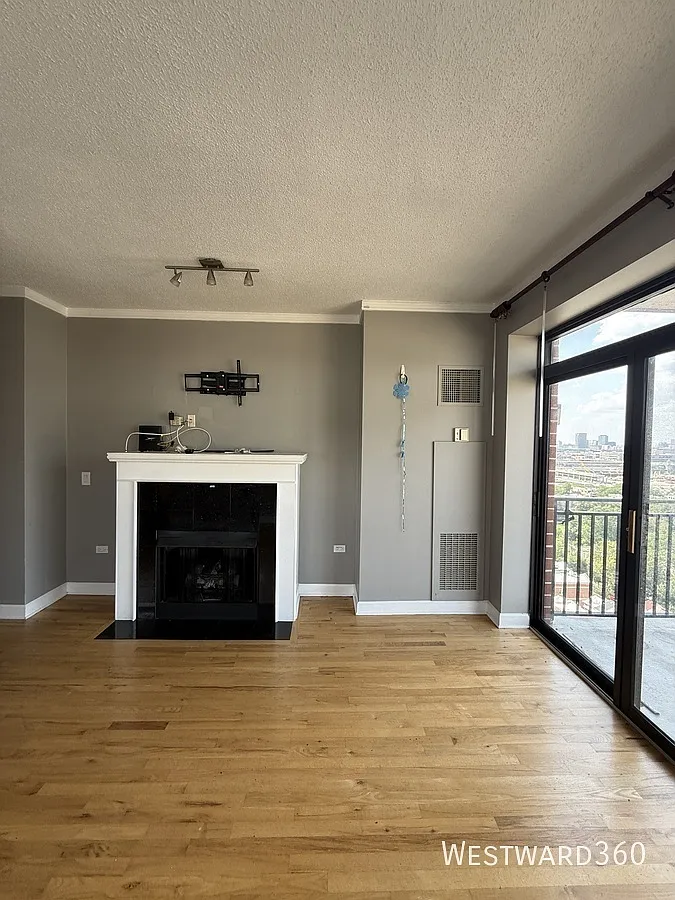 Available Now! 2bd/2bth With Parking And East Facing Lake View! — Photo 4