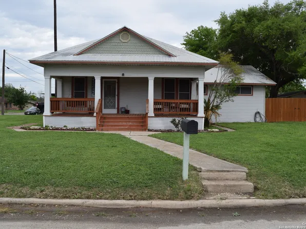 110 W South Line St, Karnes City, TX 78118