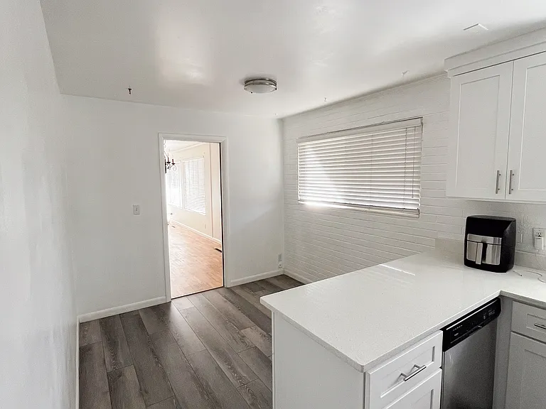 2626 E Blaine Ave — Photo 2