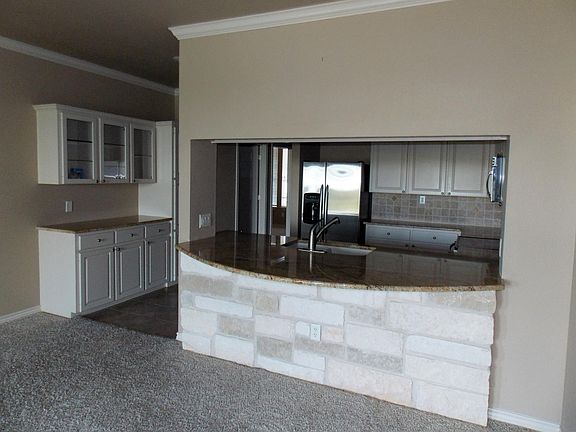 Kitchen / Breakfast Bar