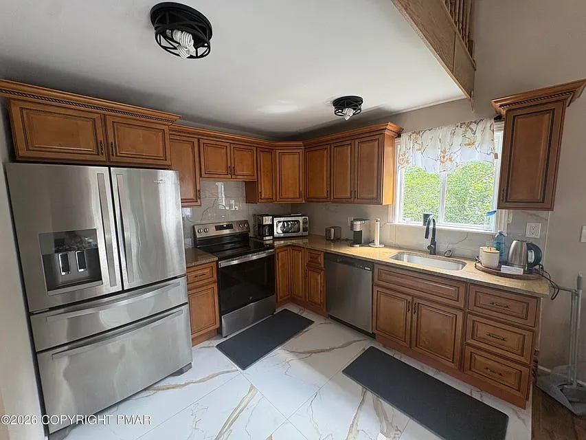 4 bed, 1708 sqft, $2,195 — Photo 2