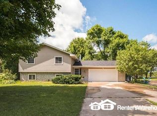 7680 Knollwood Dr, Mounds View, MN 55112